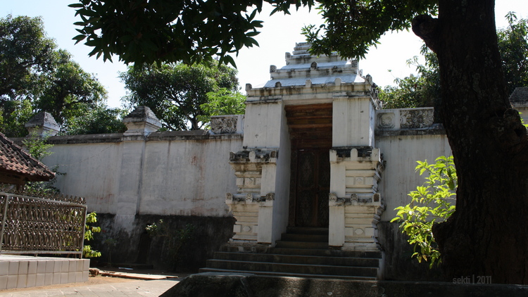 gapura makam imogiri