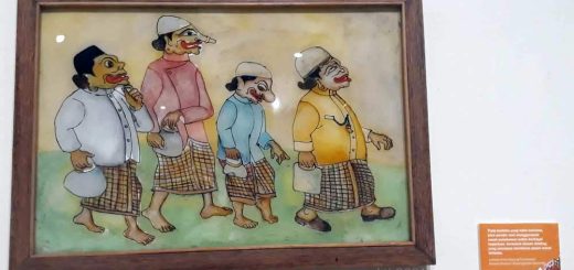 lukisan kaca wayang punakawan dengan pakaian santri