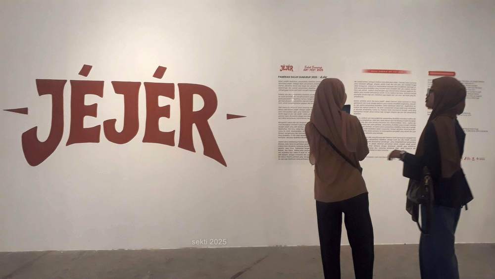 pengunjung di depan label 0 pameran